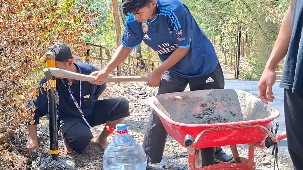 Mahasiswa KPM STAIMAS Wonogiri Pasang Reflektor di Titik Rawan Kecelakaan, Tingkatkan Keselamatan Warga Desa Gedawung